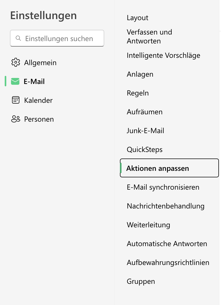 Outlook-Web-Einstellungen mit markierter Kategorie E-Mail in der linken Navigation und markiertem Eintrag Aktionen anpassen in der mittleren Spalte, umgeben von weiteren E-Mail-Einstellungen wie Regeln und Junk-E-Mail.