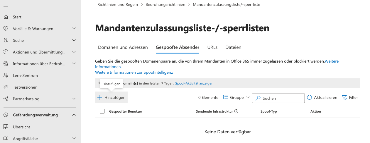 Microsoft Defender, Seite Mandantenzulassungsliste-/-sperrlisten, Tab Gespoofte Absender. Die Schaltfläche Hinzufügen ist hervorgehoben, darunter die leere Tabelle mit den Spalten Gespoofter Benutzer, Sendende Infrastruktur, Spoof-Typ und Aktion.