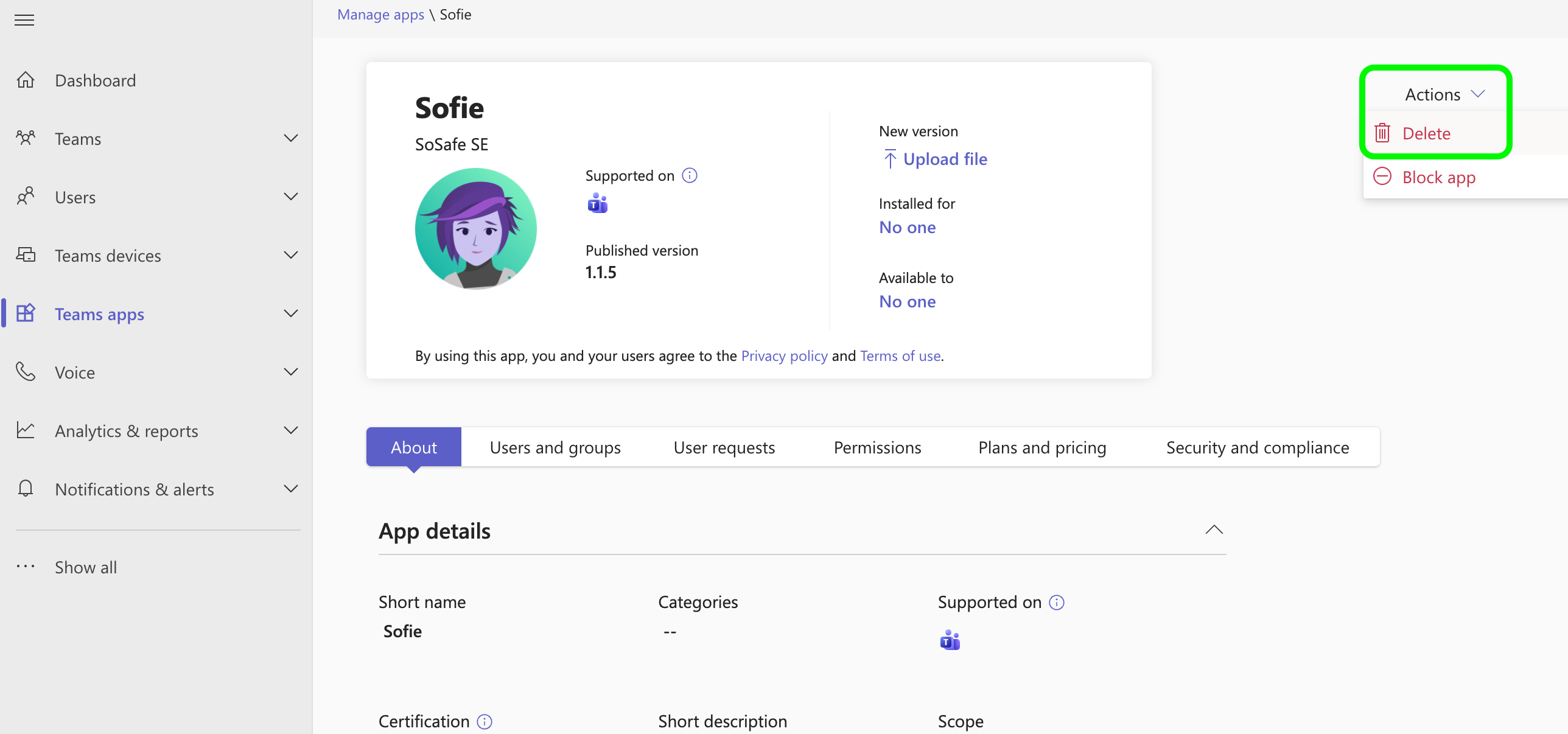 Microsoft Teams Admin Center, Detailseite der App Sofie unter Manage apps. Im geöffneten Menü Actions sind die Optionen Delete und Block app markiert, mit denen die App entfernt werden kann.