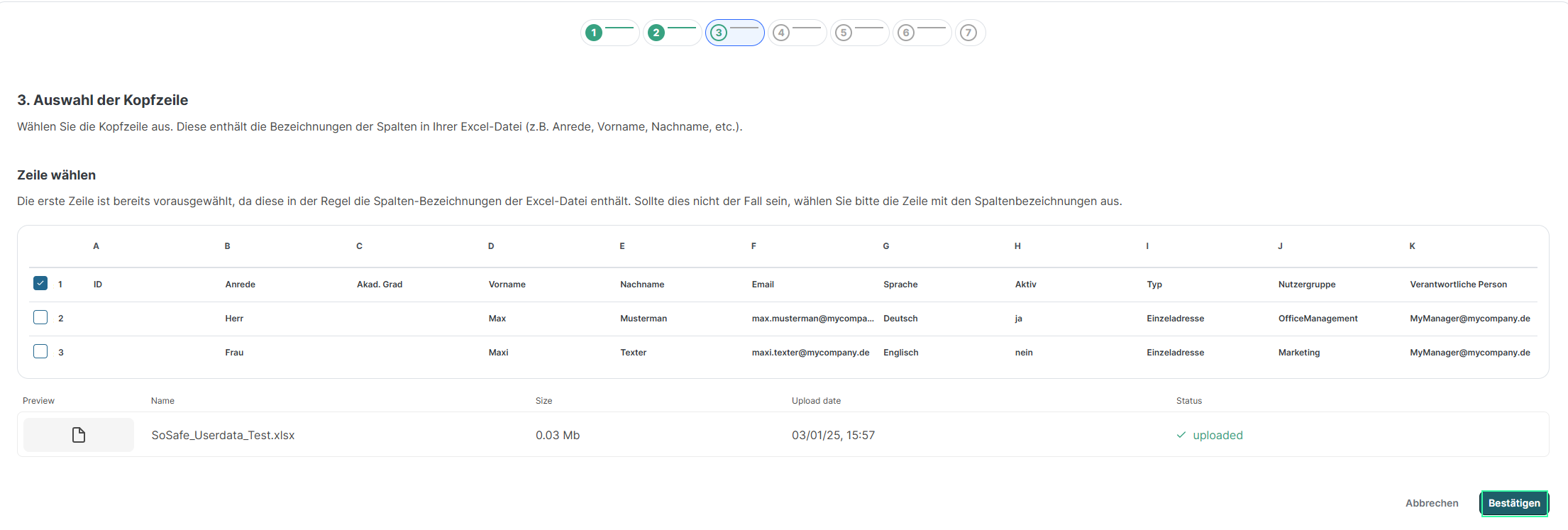 Schritt 3 von 7 (Auswahl der Kopfzeile) mit einer Vorschautabelle der hochgeladenen Excel-Datei, deren erste Zeile mit Spaltenüberschriften wie Anrede, Vorname, Nachname, Email und Nutzergruppe als Kopfzeile markiert ist, sowie der Schaltfläche Bestätigen.