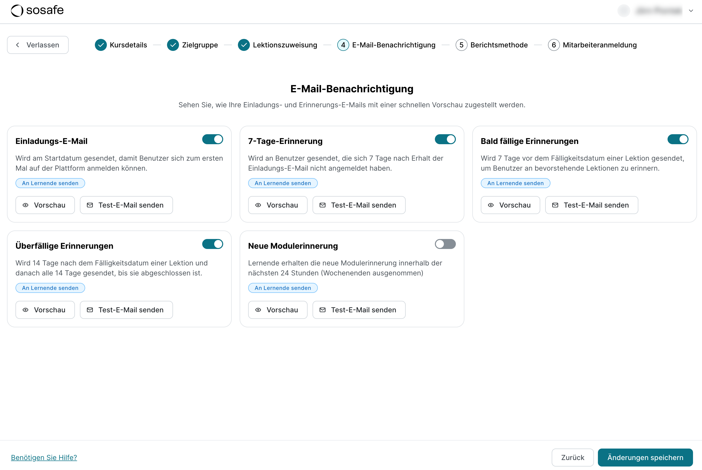 SoSafe Manager, Schritt E-Mail-Benachrichtigung mit den Kacheln Einladungs-E-Mail, 7-Tage-Erinnerung, Bald fällige Erinnerungen und Überfällige Erinnerungen, jeweils mit aktiviertem Schalter. Die Kachel Neue Modulerinnerung ist deaktiviert, alle bieten die Schaltflächen Vorschau und Test-E-Mail senden.