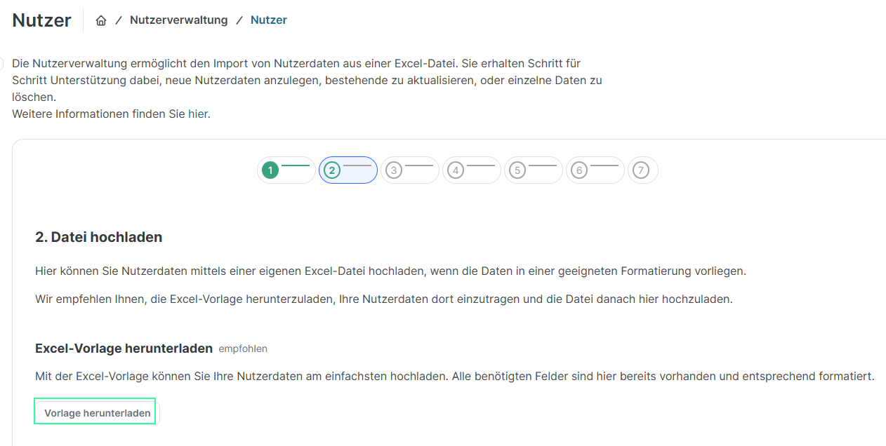 Schritt 2 von 7 (Datei hochladen) im Nutzerverwaltungs-Importassistenten mit dem Abschnitt Excel-Vorlage herunterladen und der gleichnamigen Schaltfläche Vorlage herunterladen.