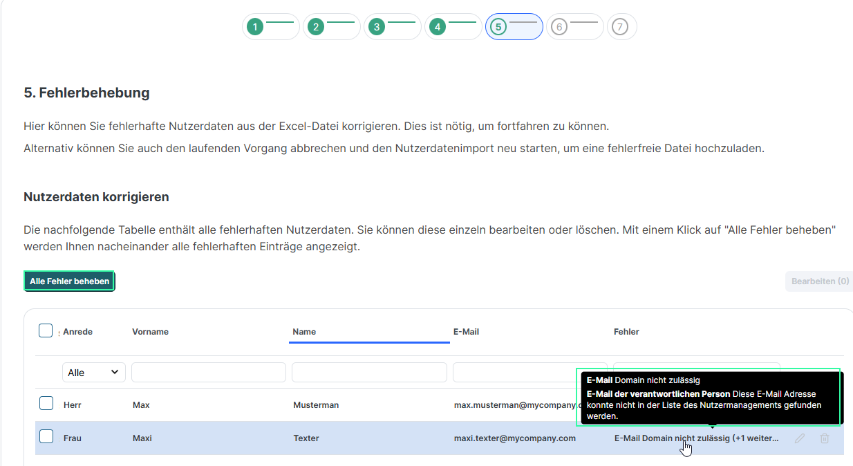Schritt 5 von 7 (Fehlerbehebung) mit der Schaltfläche Alle Fehler beheben und einer Tabelle fehlerhafter Nutzerdatensätze. Ein eingeblendeter Hinweis zeigt die Fehler E-Mail Domain nicht zulässig und eine nicht auffindbare E-Mail-Adresse der verantwortlichen Person.