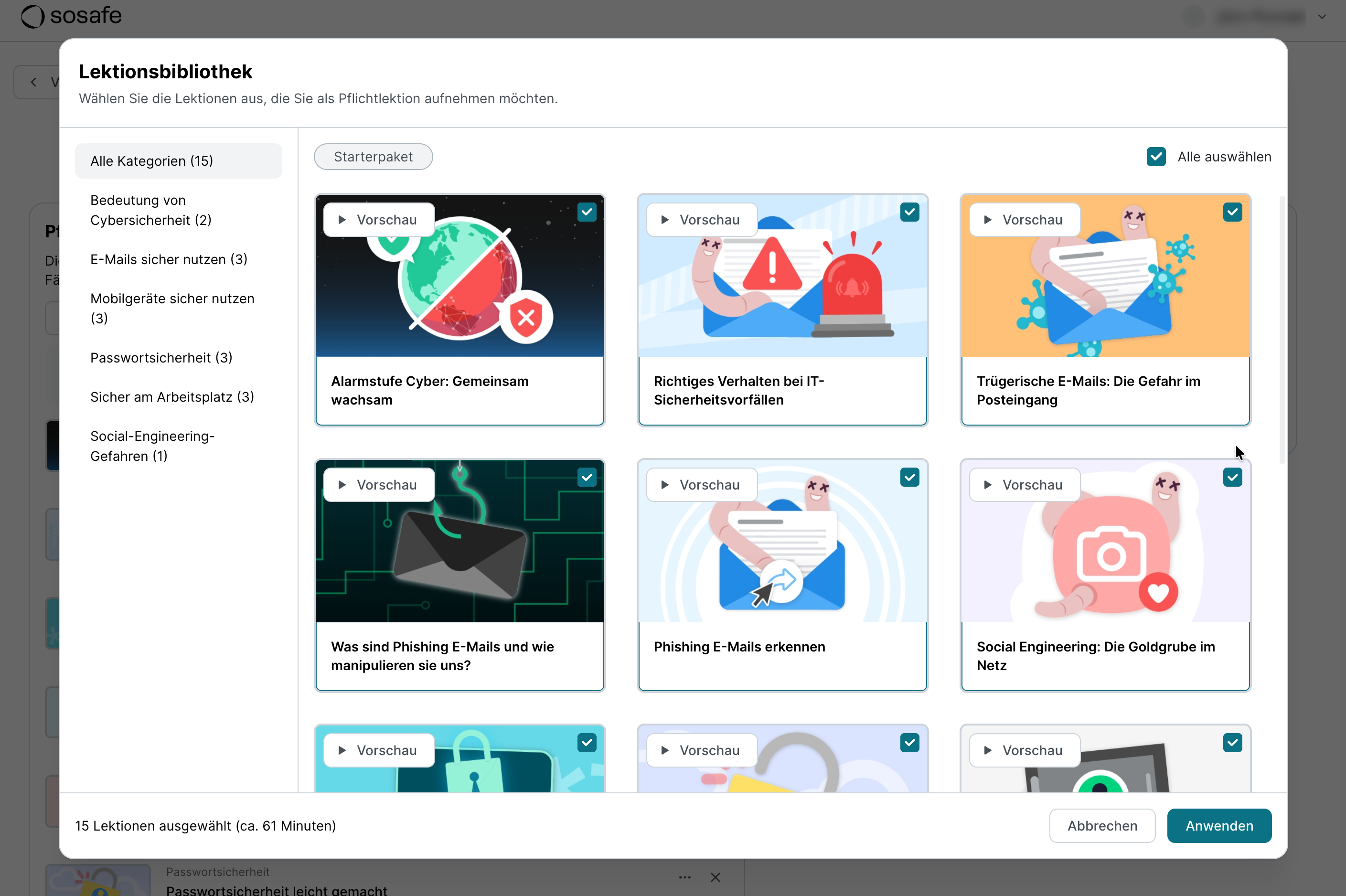 Dialogfenster Lektionsbibliothek im SoSafe Manager mit Kategoriefiltern links, darunter Bedeutung von Cybersicherheit, E-Mails sicher nutzen, Mobilgeräte sicher nutzen und weitere. Rechts sind Lektionskarten mit Vorschau-Schaltfläche und Auswahlhäkchen zu sehen, unten die Schaltfläche Anwenden.