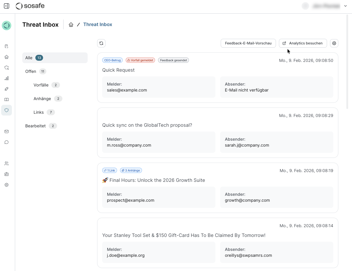 Übersicht der Threat Inbox im SoSafe Manager mit einer Liste gemeldeter E-Mails, jeweils mit Zeitstempel sowie Angaben zu Melder und Absender. Links filtert eine Seitenleiste die Ansicht nach Alle, Offen, Vorfälle, Anhänge, Links und Bearbeitet.