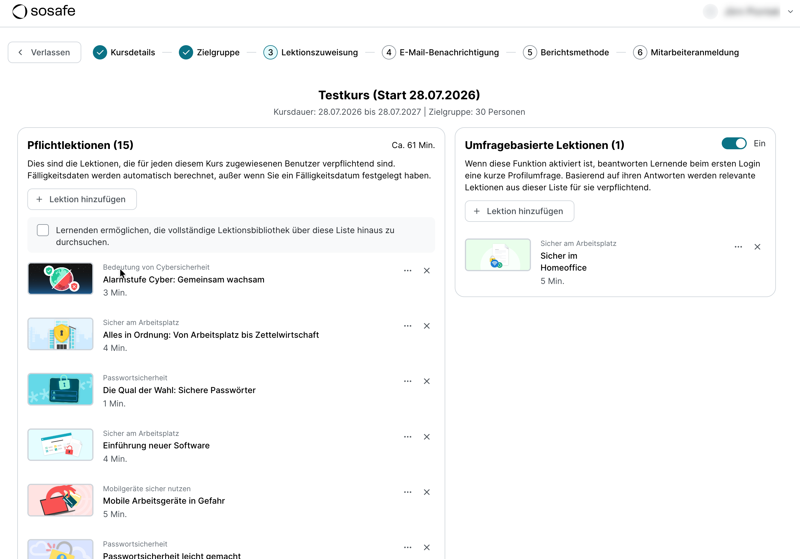 SoSafe Manager, Schritt Lektionszuweisung mit der Liste der Pflichtlektionen, jede mit Titel, Kategorie und Dauer sowie einem X-Symbol zum Entfernen. Rechts daneben befindet sich der Bereich Umfragebasierte Lektionen mit aktiviertem Schalter.