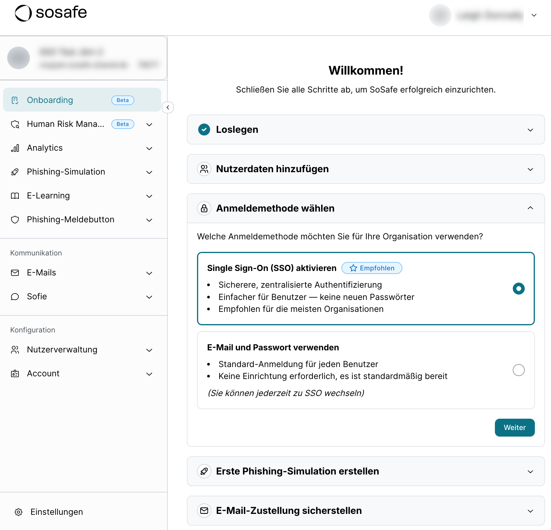 SoSafe Onboarding-Dashboard, aufgeklappter Schritt Anmeldemethode wählen mit der ausgewählten und empfohlenen Option Single Sign-On (SSO) aktivieren gegenüber der Option E-Mail und Passwort verwenden. Unten rechts befindet sich die Schaltfläche Weiter.