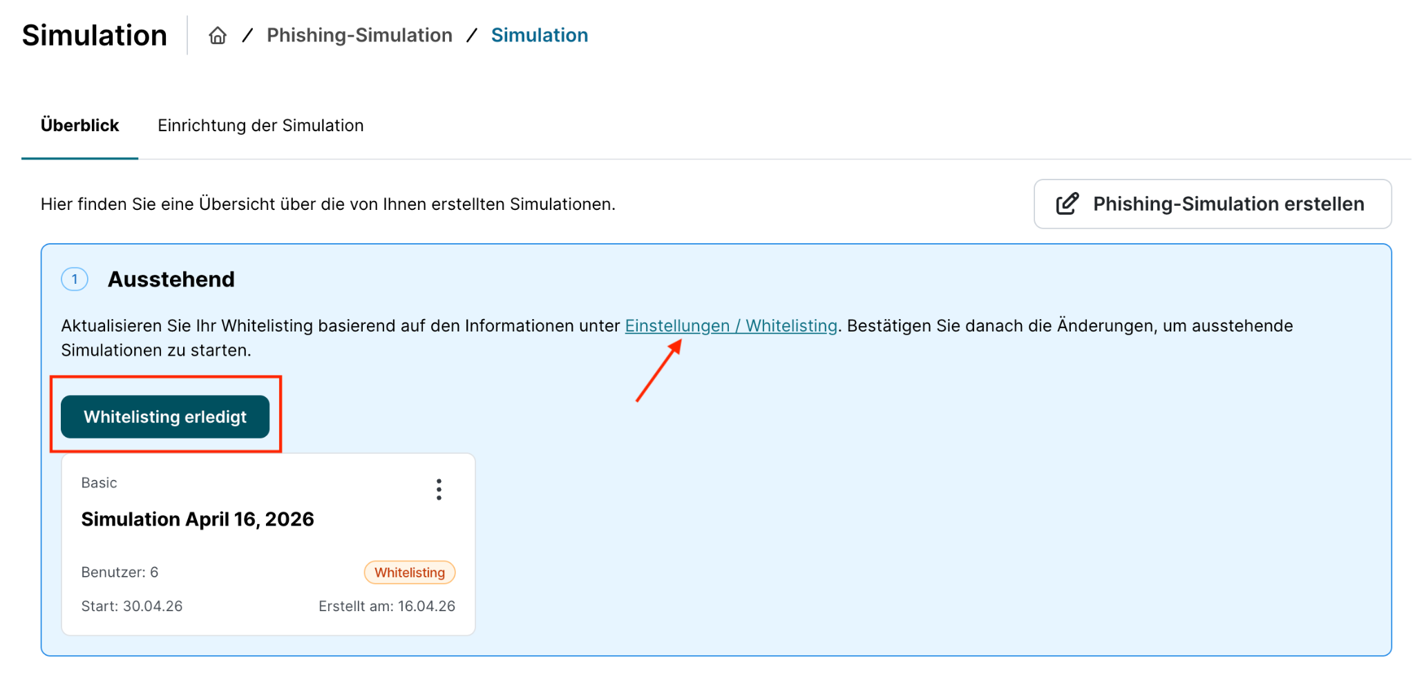 Überblick-Reiter der Phishing-Simulation mit dem Status Ausstehend für die neue Simulation, einem Pfeil auf den Link Einstellungen / Whitelisting und der rot markierten Schaltfläche Whitelisting erledigt.