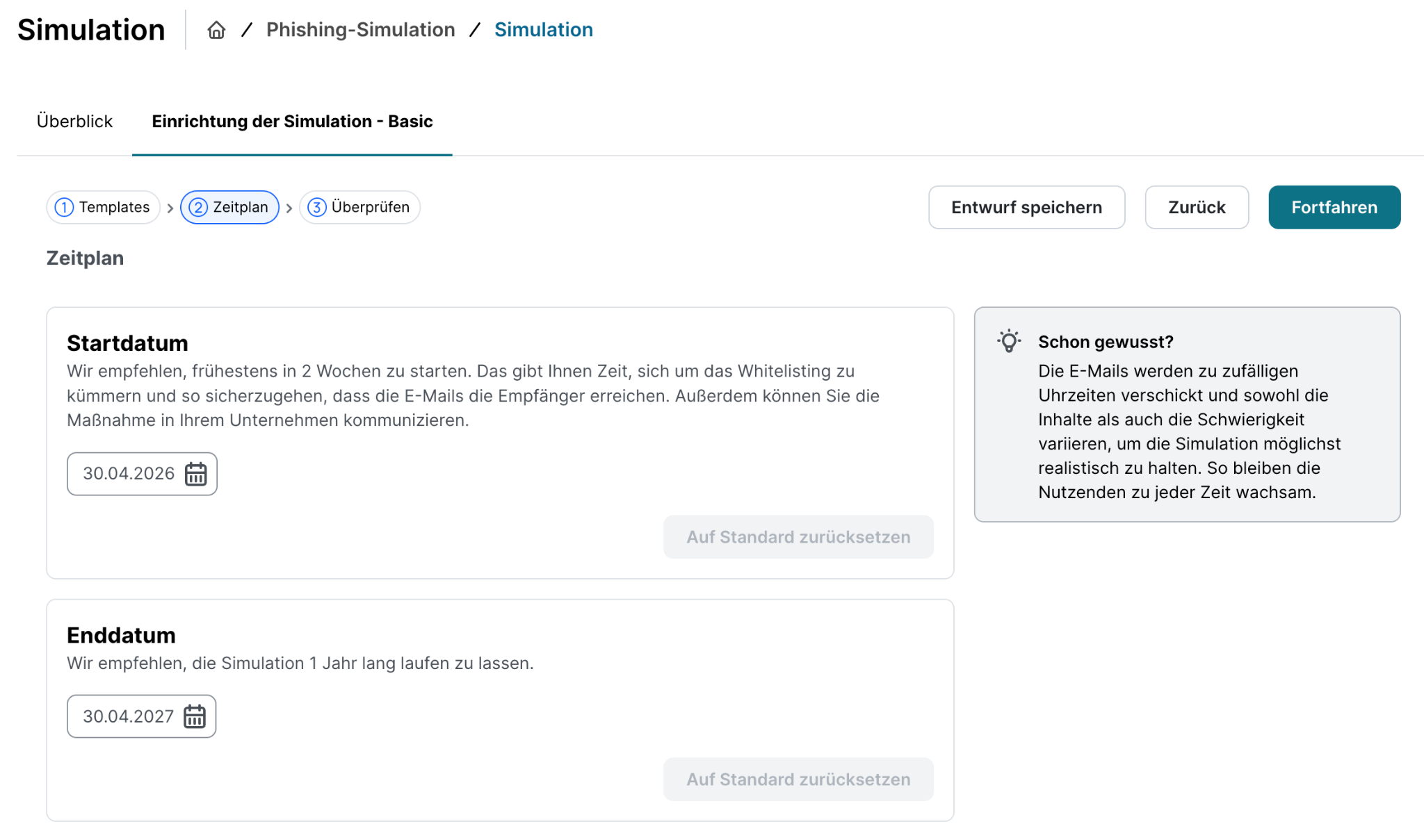 SoSafe Manager, Einrichtung der Simulation - Basic, Schritt Zeitplan, mit den Feldern Startdatum und Enddatum sowie einem Hinweiskasten Schon gewusst, der erklärt, dass E-Mails zu zufälligen Uhrzeiten mit wechselndem Inhalt und Schwierigkeitsgrad verschickt werden.