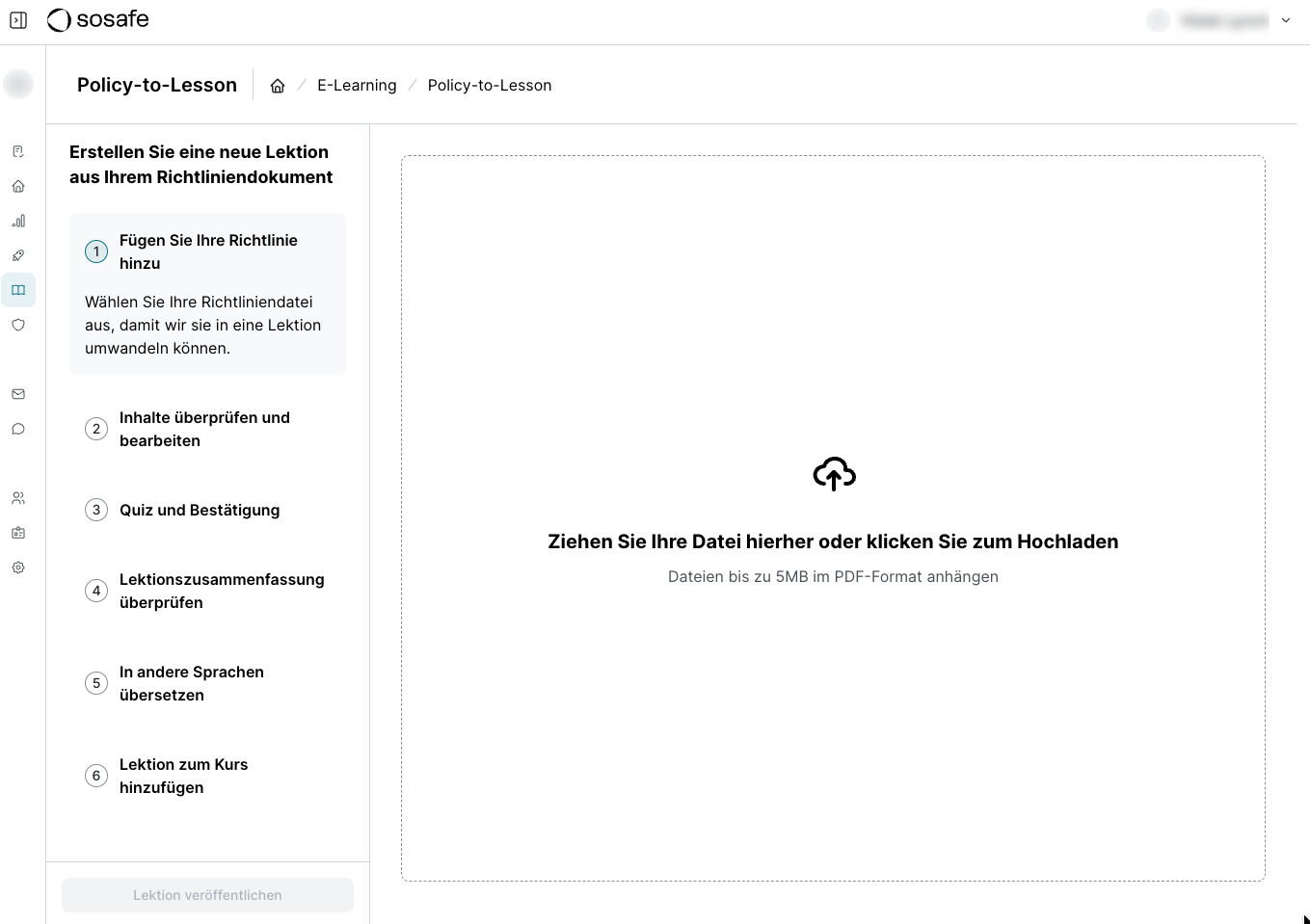 SoSafe Manager, Schritt Richtlinie hinzufügen im Policy-to-Lesson-Assistenten, mit einem Drag-and-drop-Bereich zum Hochladen einer PDF-Datei bis 5 Megabyte. Die linke Seitenleiste zeigt alle sechs Schritte bis Lektion zum Kurs hinzufügen.