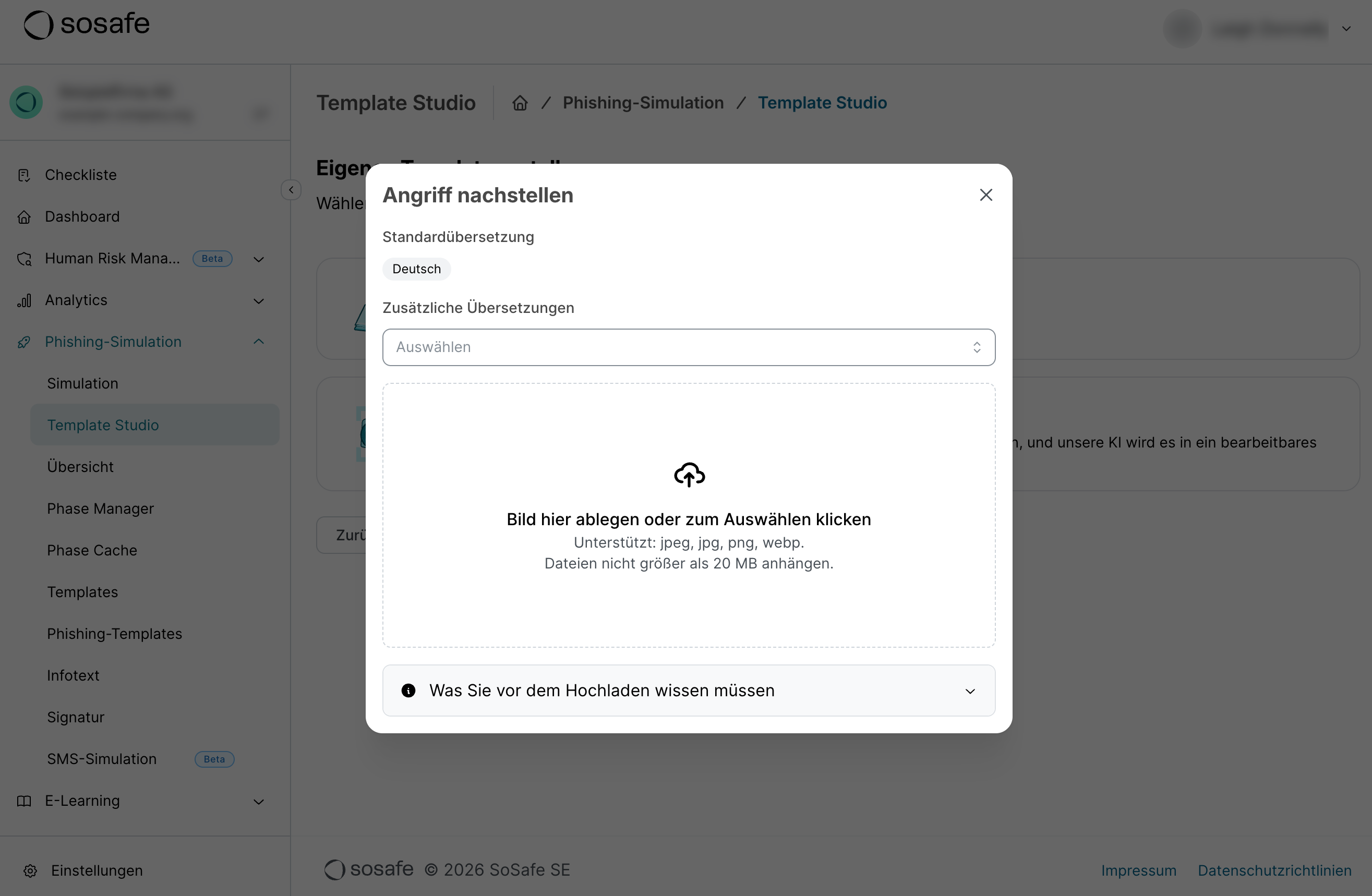 Dialog Angriff nachstellen mit der Standardübersetzung Deutsch, dem Dropdown-Menü Zusätzliche Übersetzungen und einem Uploadbereich für einen Screenshot mit dem Hinweis Bild hier ablegen oder zum Auswählen klicken sowie den unterstützten Formaten jpeg, jpg, png und webp bis 20 Megabyte.