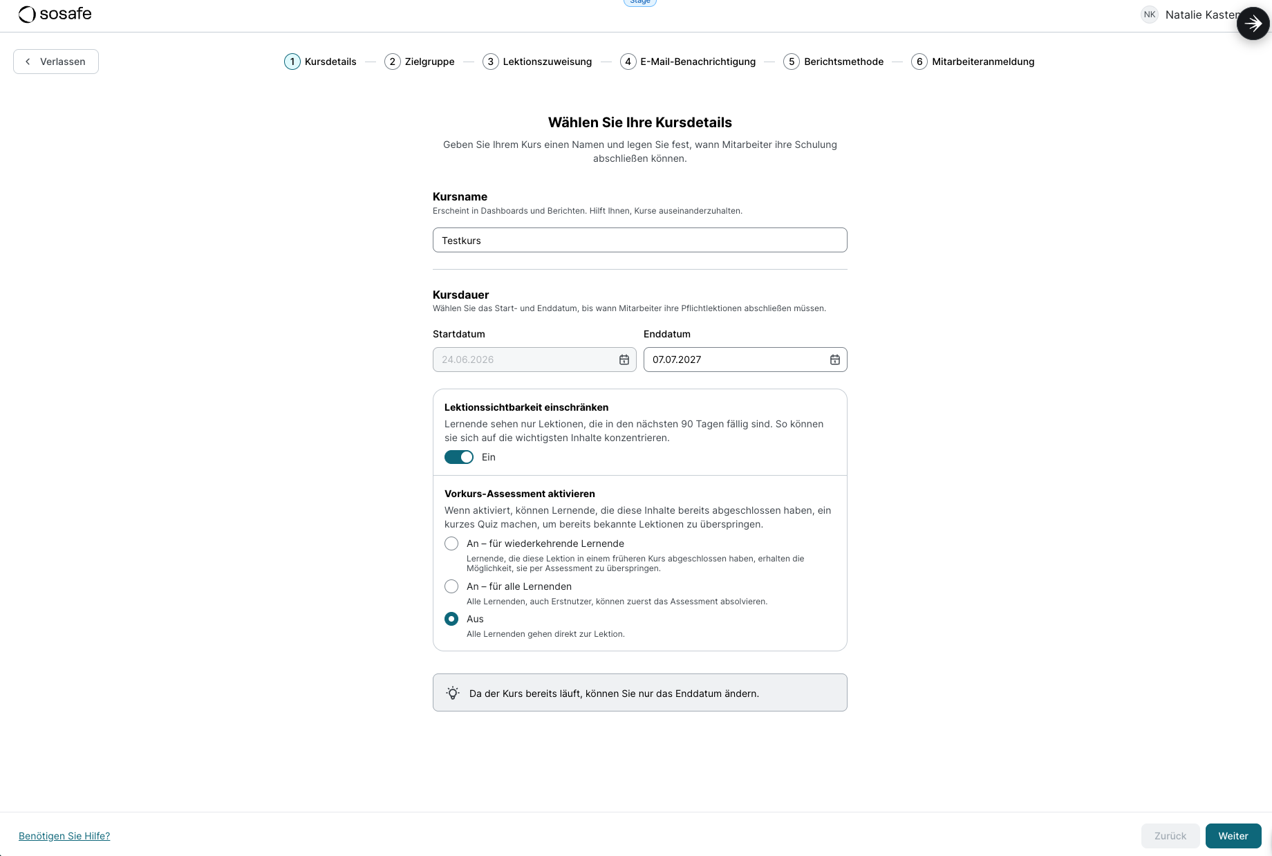 SoSafe Manager, Schritt Kursdetails mit dem Kursnamen Testkurs, den Feldern Startdatum und Enddatum sowie dem aktivierten Schalter Lektionssichtbarkeit einschränken. Beim Vorkurs-Assessment ist die Option Aus gewählt, neben An für wiederkehrende und An für alle Lernenden.