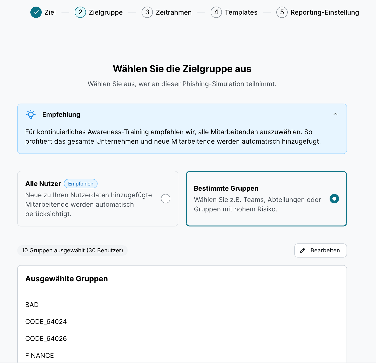 Simulationsassistent im Schritt Zielgruppe auswählen mit ausgewählter Option Bestimmte Gruppen. Ausgewählt sind zehn Gruppen mit insgesamt 30 Nutzern, in der Liste Ausgewählte Gruppen erscheint unter anderem die Gruppe Finance.