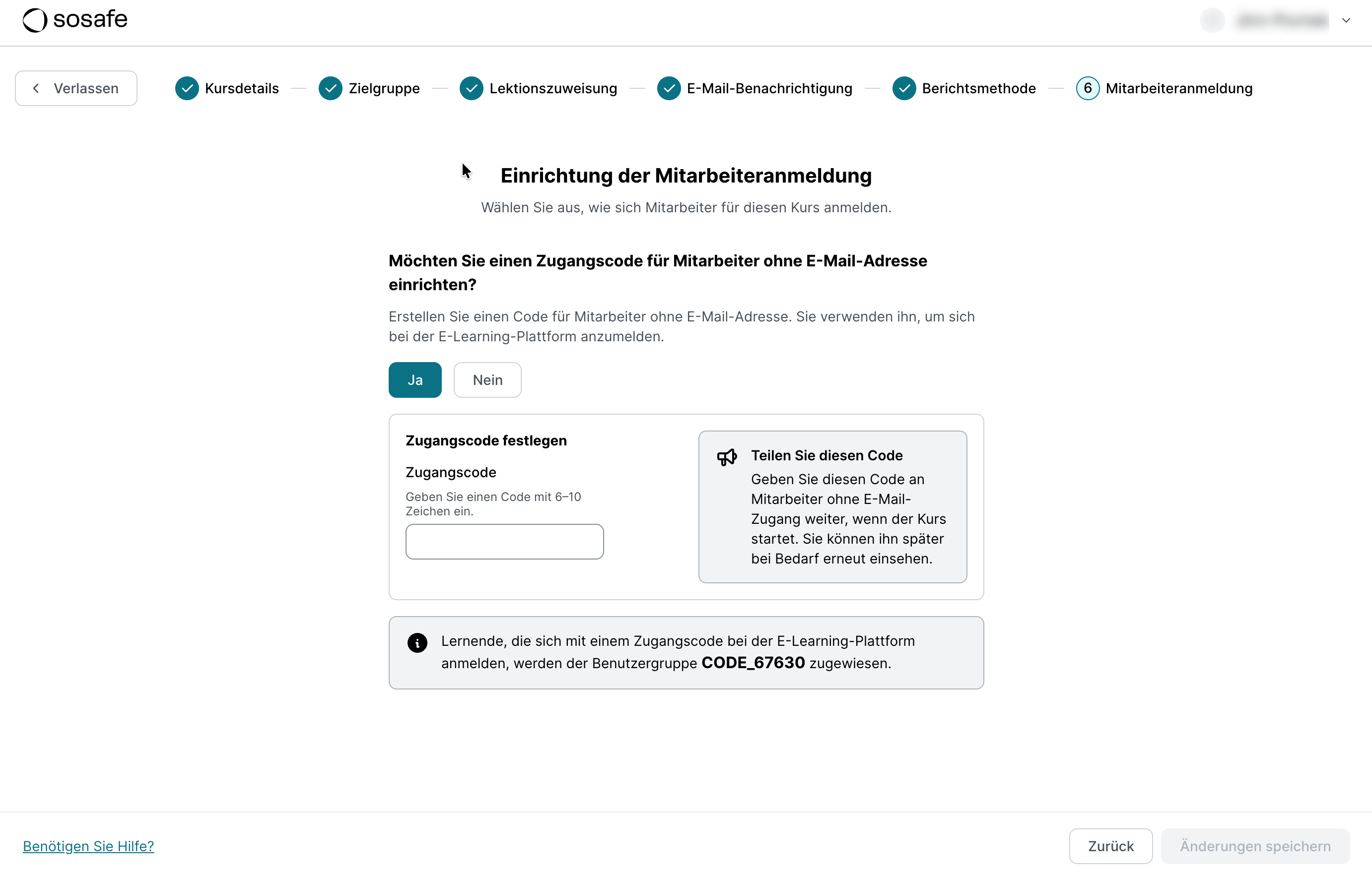Schritt Mitarbeiteranmeldung mit der Frage nach einem Zugangscode für Mitarbeiter ohne E-Mail-Adresse, hier auf Ja gestellt, und dem leeren Feld Zugangscode. Der Hinweis darunter zeigt, dass Lernende mit Code automatisch einer eigenen Benutzergruppe zugewiesen werden.