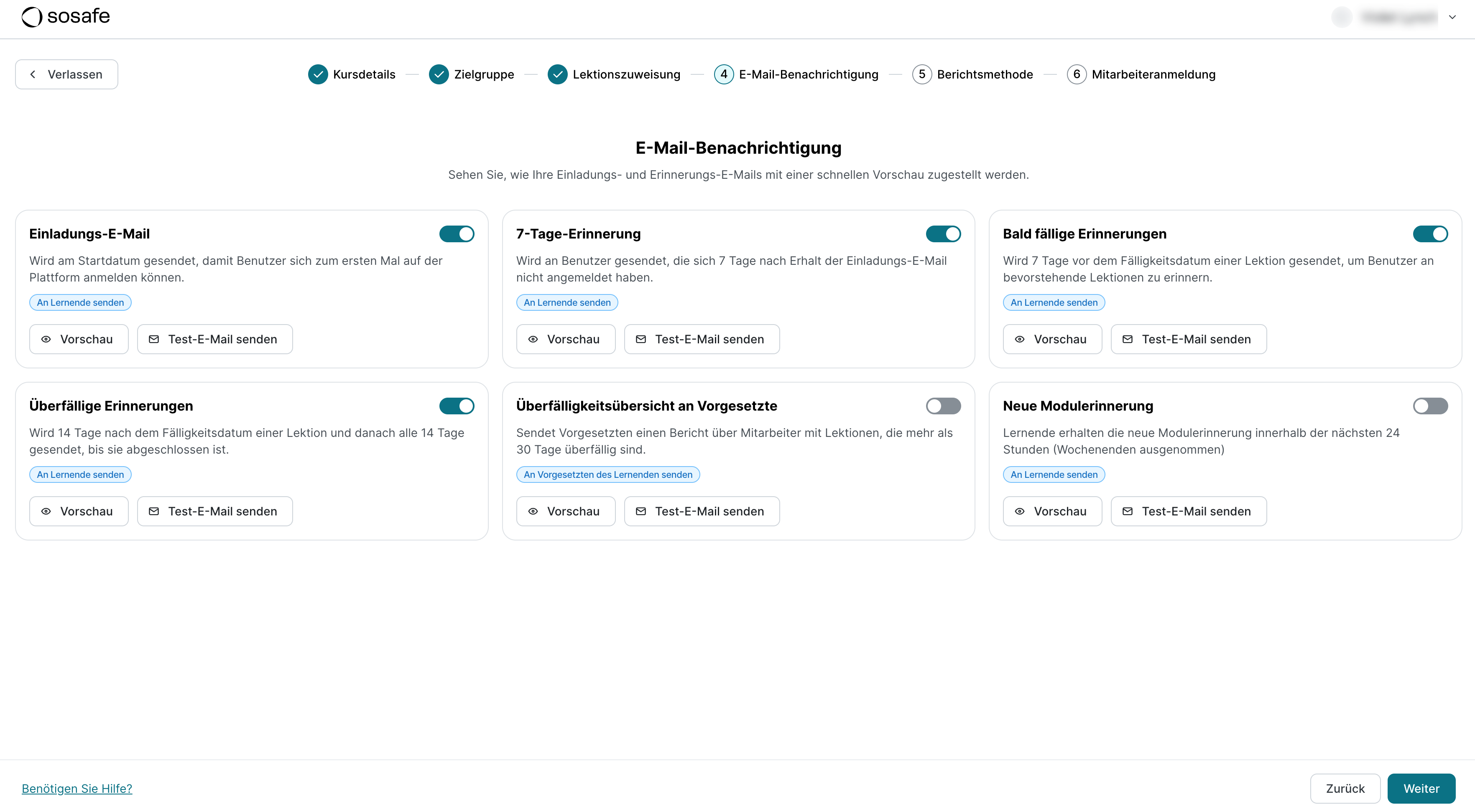Schritt E-Mail-Benachrichtigung mit sechs Karten. Einladungs-E-Mail, 7-Tage-Erinnerung, Bald fällige Erinnerungen und Überfällige Erinnerungen sind aktiviert, Überfälligkeitsübersicht an Vorgesetzte und Neue Modulerinnerung sind deaktiviert.