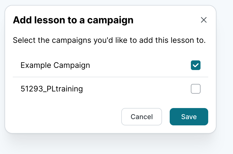 Dialoogvenster Les aan een campaign toevoegen met beschikbare campaigns als selectievakjes, waarbij Example Campaign is geselecteerd en 51293_PLtraining niet, plus knoppen Cancel en Save.