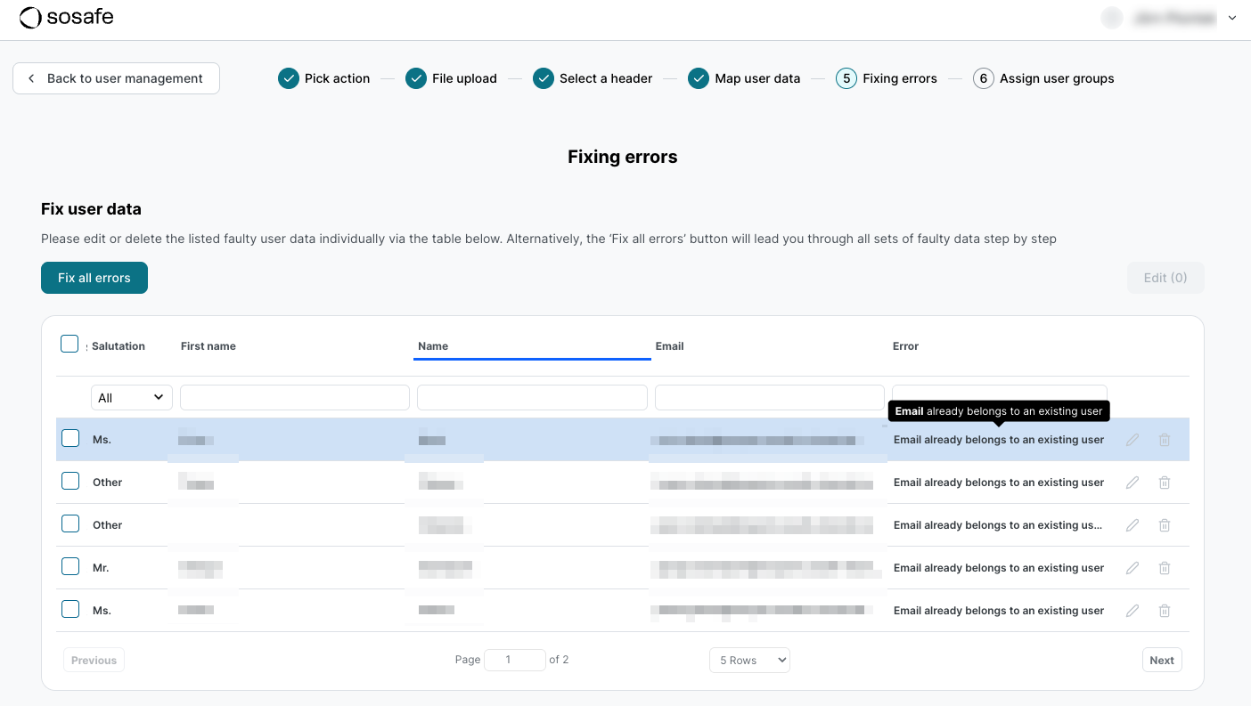 Étape Veuillez corriger les erreurs suivantes : du SoSafe Manager, listant les enregistrements utilisateurs incorrects avec une info-bulle indiquant que l'e-mail appartient déjà à un utilisateur existant. Chaque ligne comporte des icônes de modification et de suppression, avec un bouton Corriger toutes les erreurs au-dessus du tableau.
