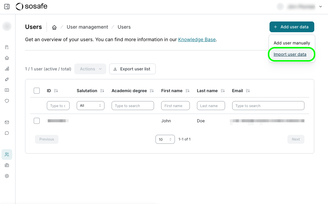 SoSafe Manager Users-pagina onder User management, met het menu Add user data geopend en Import user data gemarkeerd. De tabel hieronder toont kolommen voor ID, aanhef, academische titel, voornaam, achternaam en e-mail.