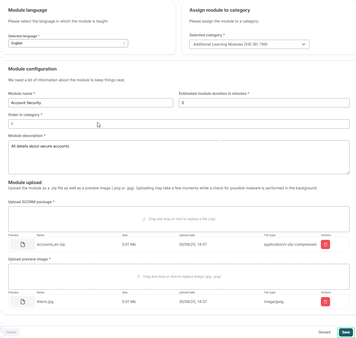 SCORM Module bewerkingspagina met Moduletaal ingesteld op Engels en Module toewijzen aan categorie ingesteld op Aanvullende leermodules. De sectie Moduleconfiguratie hieronder toont ingevulde velden voor naam, duur en beschrijving, een geüpload SCORM-pakket en voorbeeldafbeelding, met Opslaan gemarkeerd onderaan.