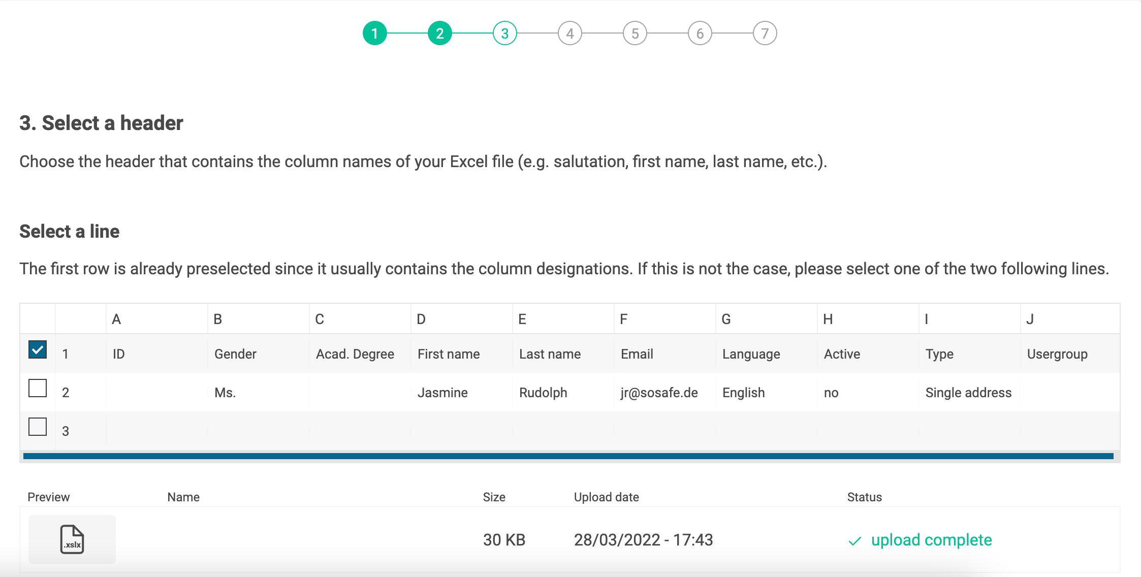 SoSafe-importwizard voor gebruikersgegevens, stap 3, Select a header, met rij 1 aangevinkt boven voorbeeldgegevens. Kolommen omvatten ID, Gender, Academic degree, naam, e-mail, taal en gebruikersgroepvelden, en het geüploade bestand is gemarkeerd als upload voltooid.