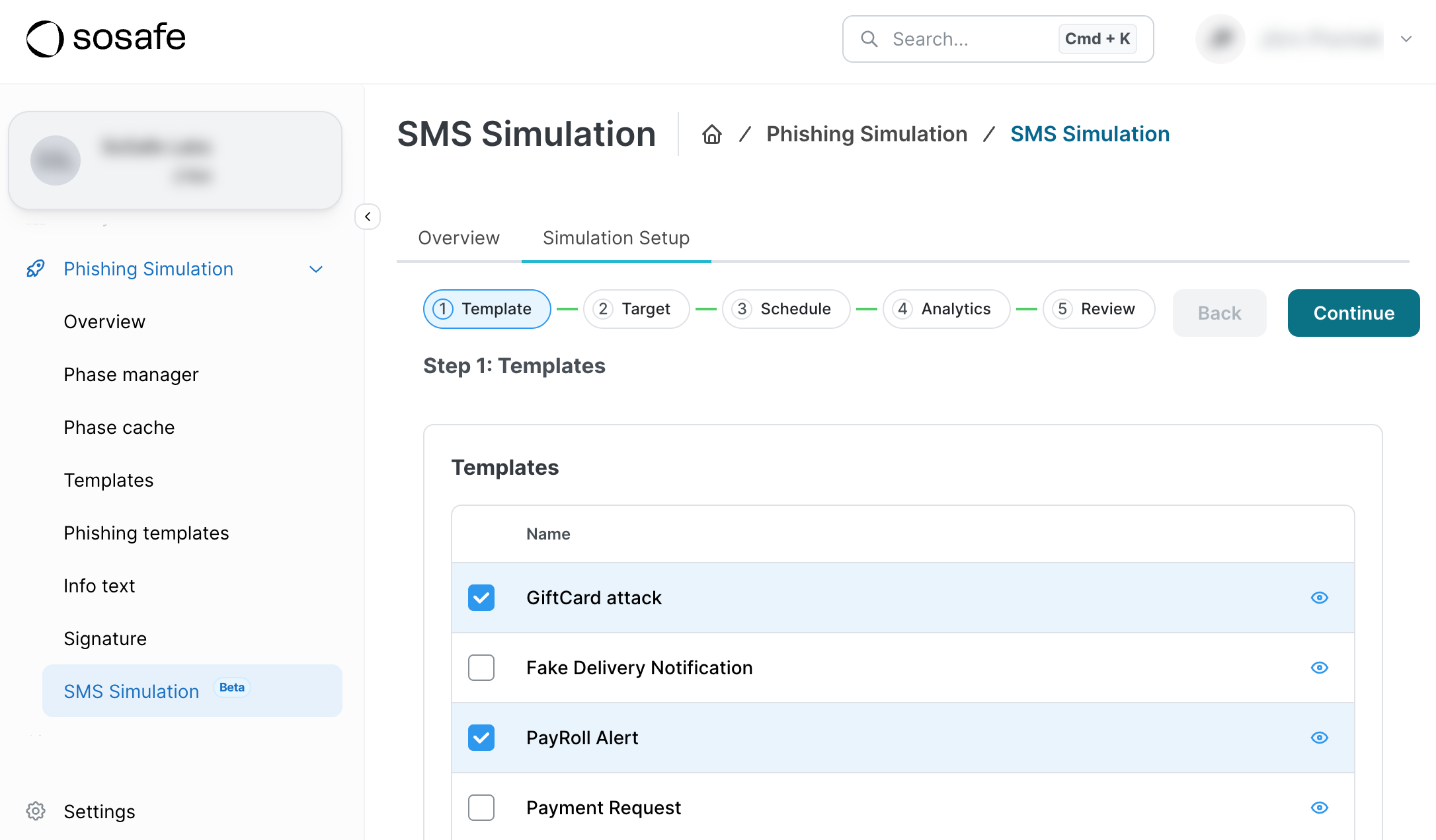 Asistente de configuración de Simulation en el paso 1, Templates, con una barra de progreso de cinco pasos: Template, Target, Schedule, Analytics y Review. La lista de plantillas muestra GiftCard attack y PayRoll Alert seleccionadas, cada una con un icono de vista previa.