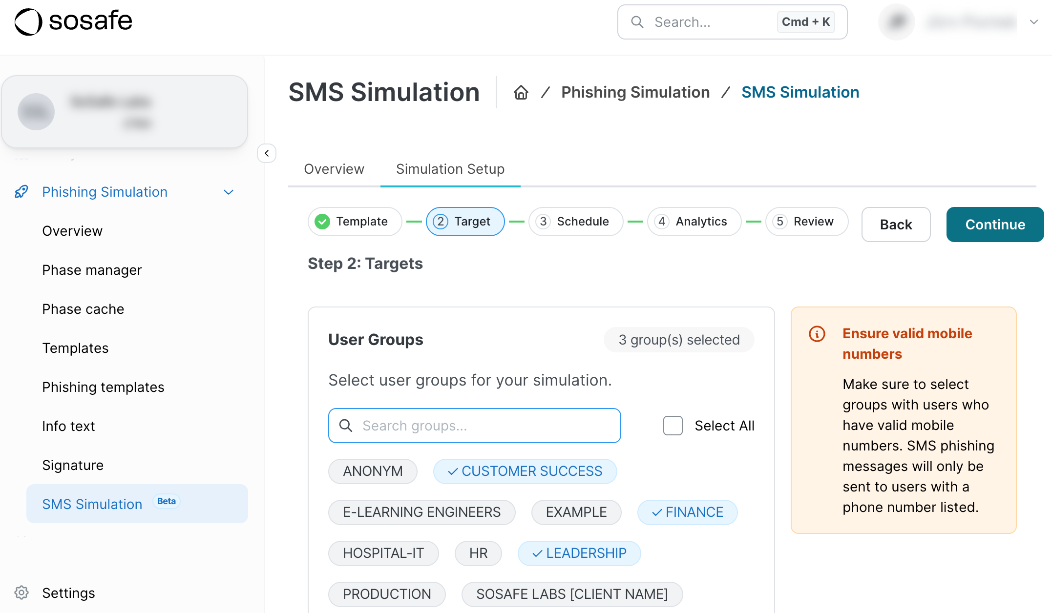 Paso 2 de configuración de Simulation, Targets, con tres grupos de usuarios seleccionados: Customer Success, Finance y Leadership, desde una lista de etiquetas de grupo con búsqueda. Un panel naranja a la derecha advierte de que se deben verificar los números de móvil válidos.