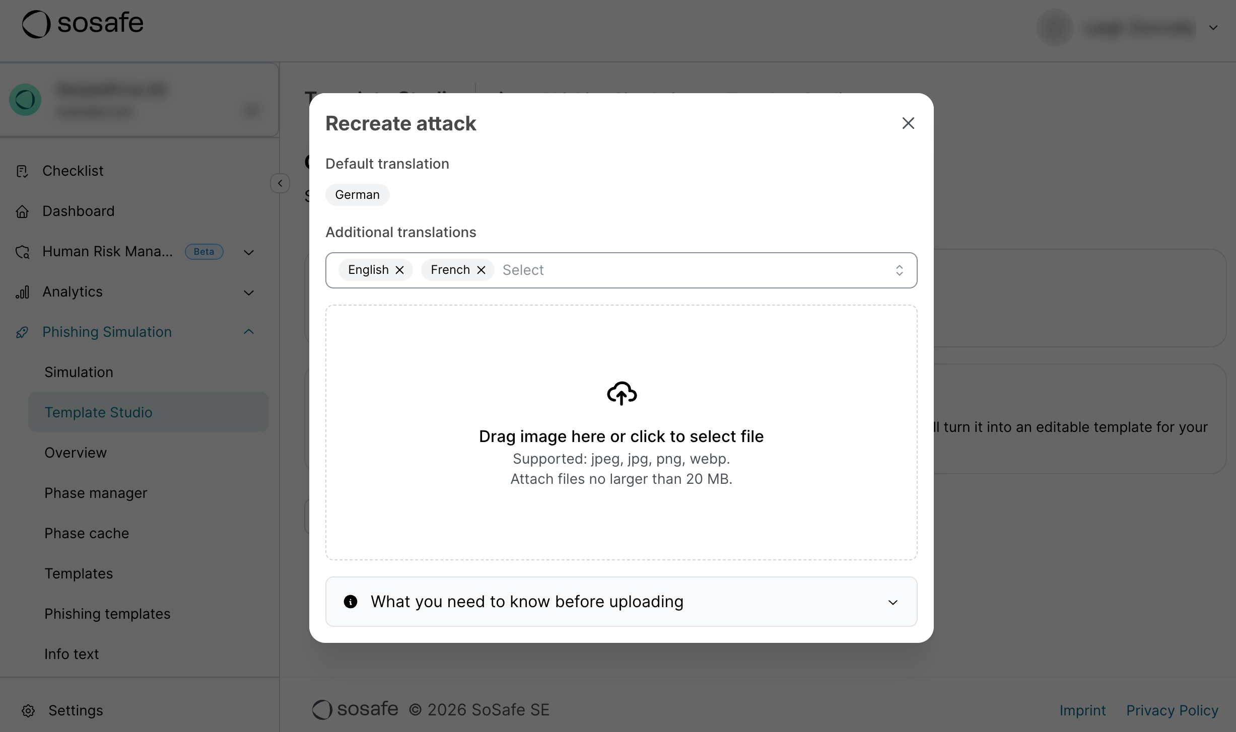 Fenêtre de dialogue Recreate Attack avec l'allemand défini comme langue de traduction par défaut, l'anglais et le français ajoutés comme traductions supplémentaires, et une zone de téléchargement pour une capture d'écran d'e-mail de phishing prenant en charge les fichiers jpeg, jpg, png et webp jusqu'à 20 mégaoctets.