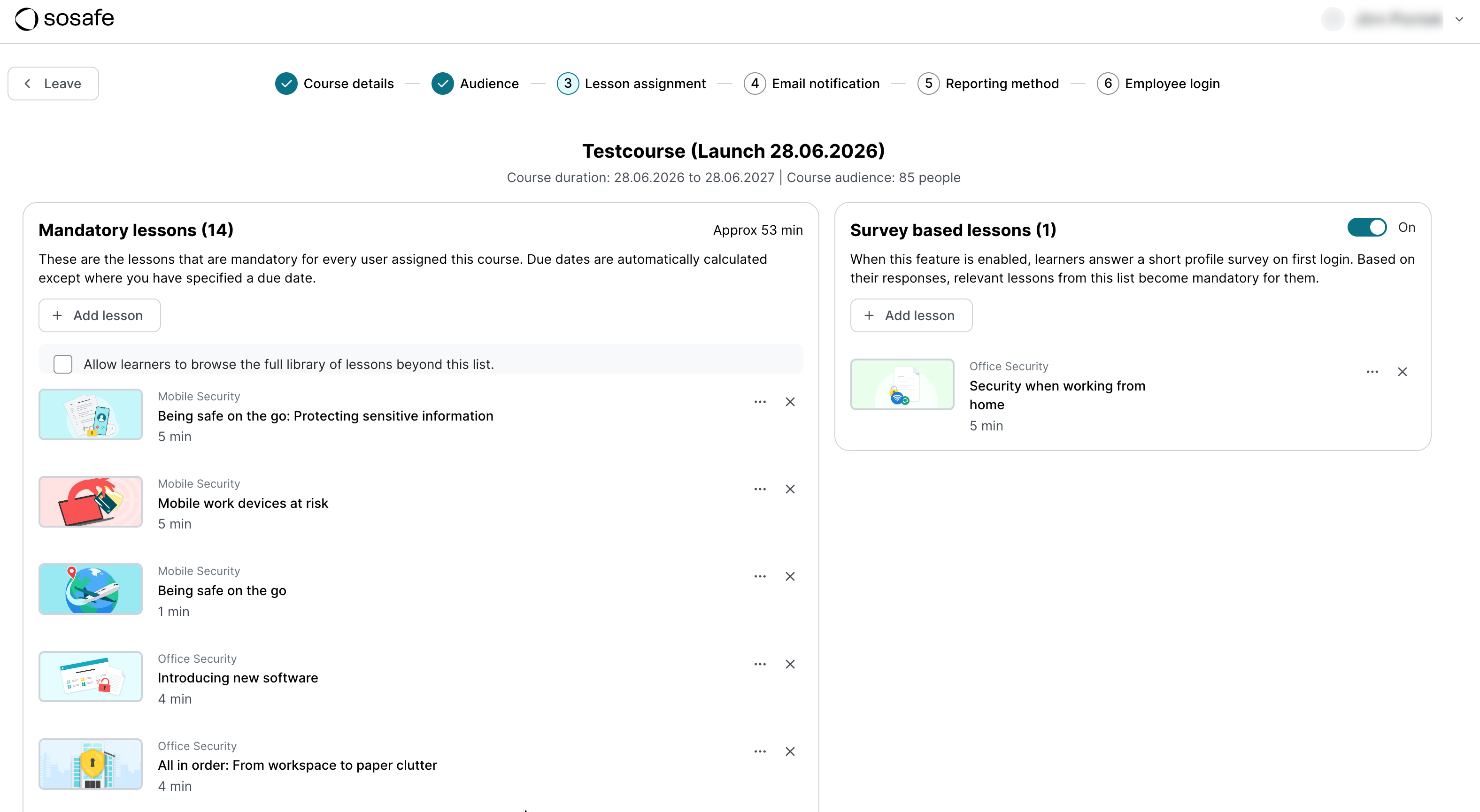 Étape Attribution des leçons pour le cours Testcourse, listant 14 leçons obligatoires dont Being safe on the go et Appareils mobiles professionnels à risque. À droite, Leçons basées sur une enquête est activé avec une leçon, Sécurité en télétravail.
