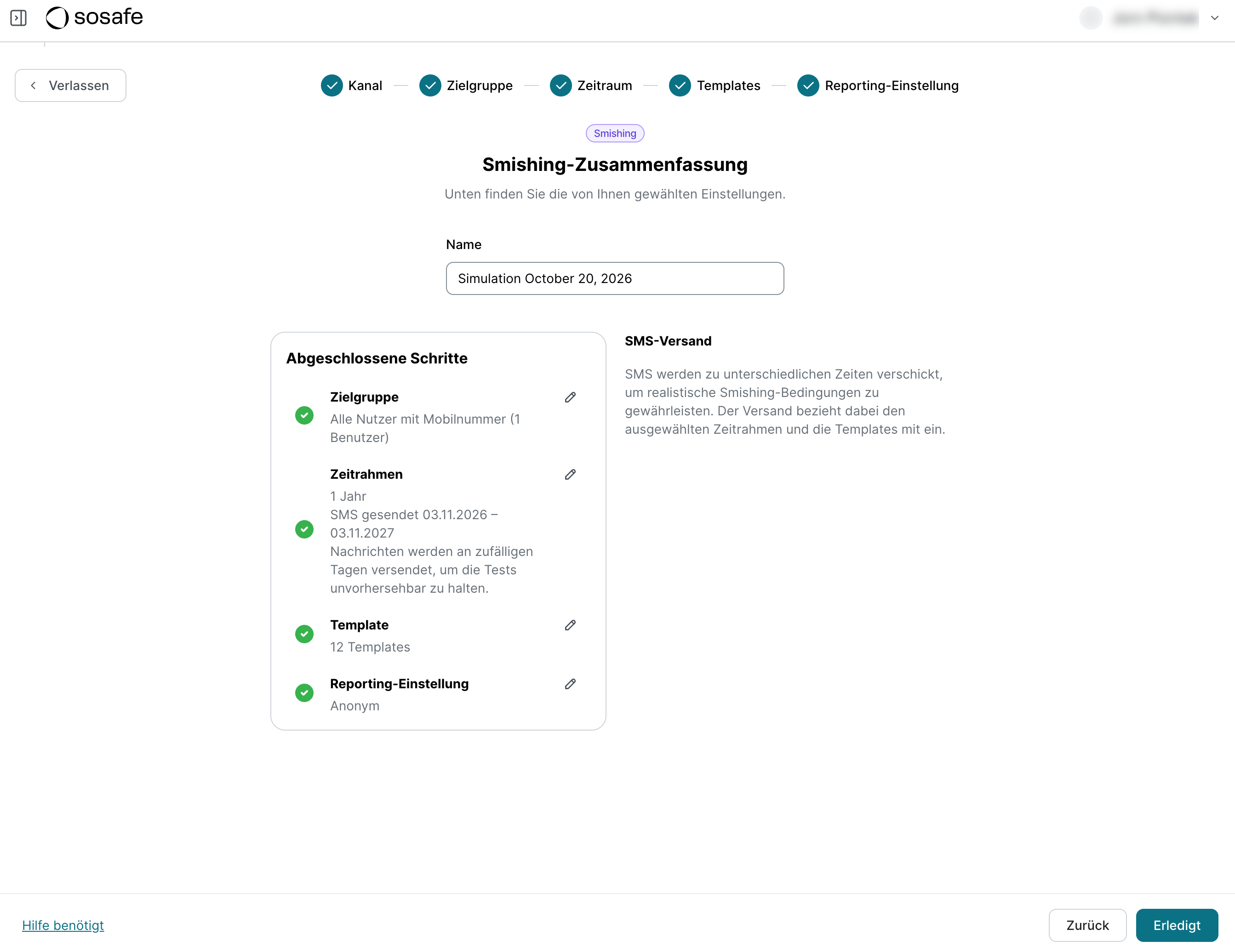 Die Seite Smishing-Zusammenfassung mit einem Feld Name und der Liste Abgeschlossene Schritte für Zielgruppe, Zeitrahmen, Template und Reporting-Einstellung, jeweils mit einem Bearbeiten-Symbol. Ein Hinweis rechts erklärt, dass SMS zu unterschiedlichen Zeiten verschickt werden.