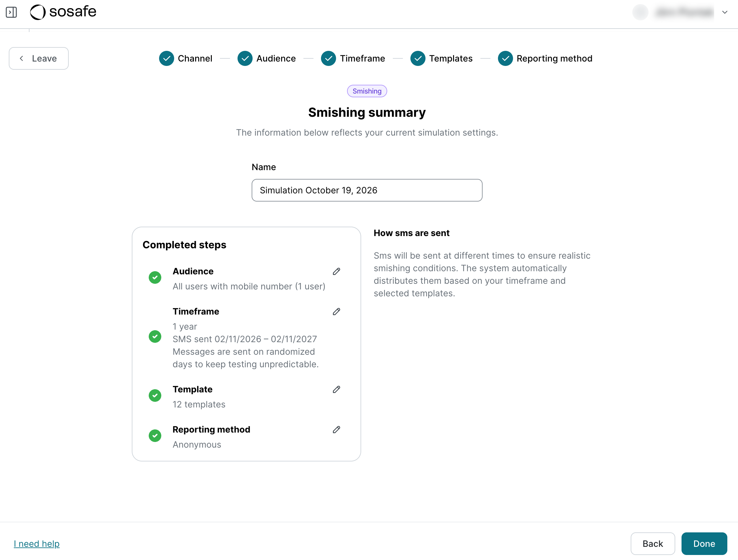 La page « Smishing summary » avec un champ « Name » et une liste « Completed steps » pour Audience, Timeframe, Template et Reporting method, chacun avec une icône de modification. Une remarque à droite explique que les SMS sont envoyés à des moments différents, à des jours aléatoires.