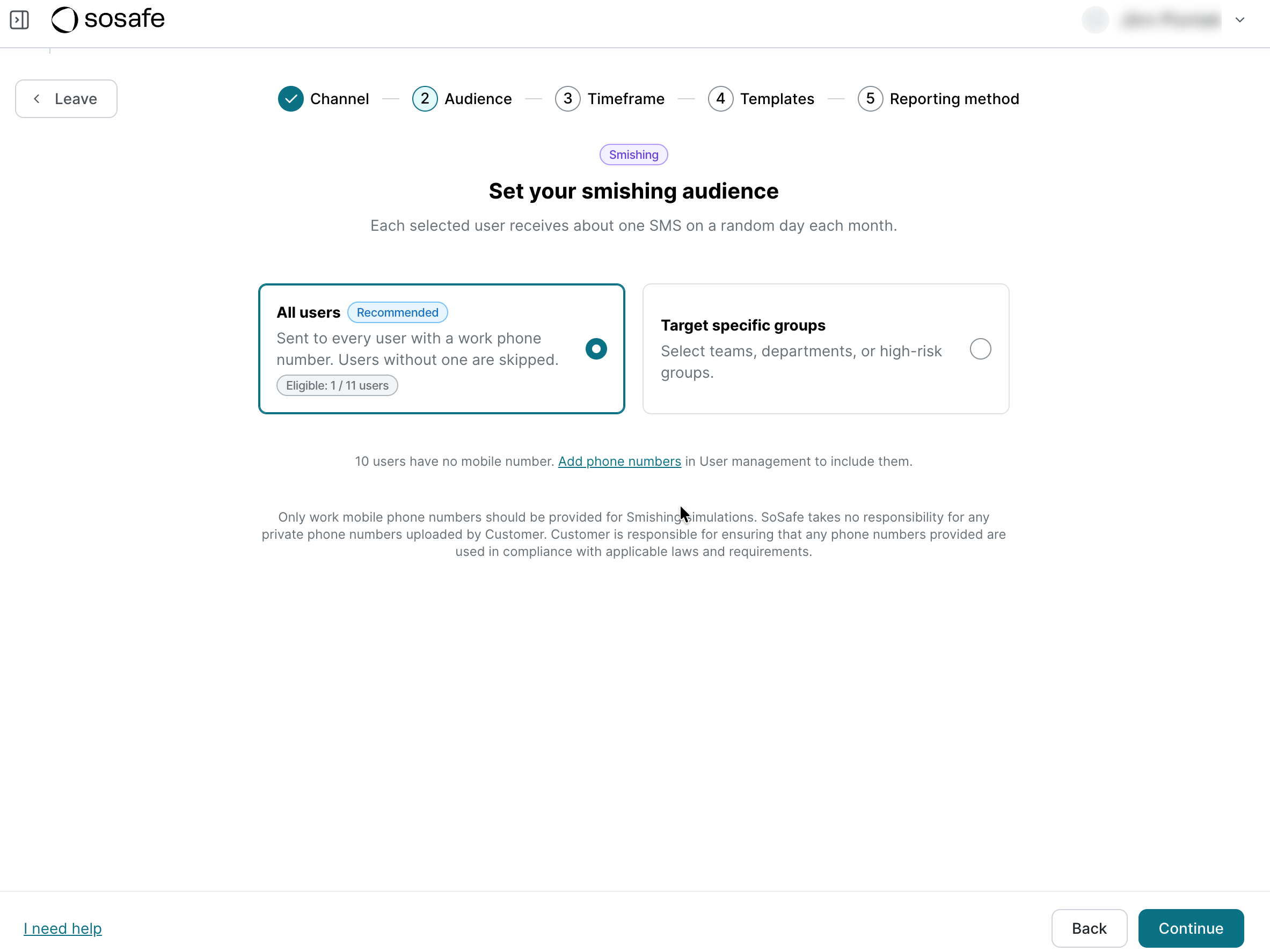 Stap 2 van de wizard, Set your smishing audience, met de opties All users (Recommended) en Target specific groups. De kaart All users toont een badge Eligible: 1 / 11 users. Een opmerking eronder meldt dat 10 gebruikers geen mobiel nummer hebben en bevat een link naar Add phone numbers in User management.