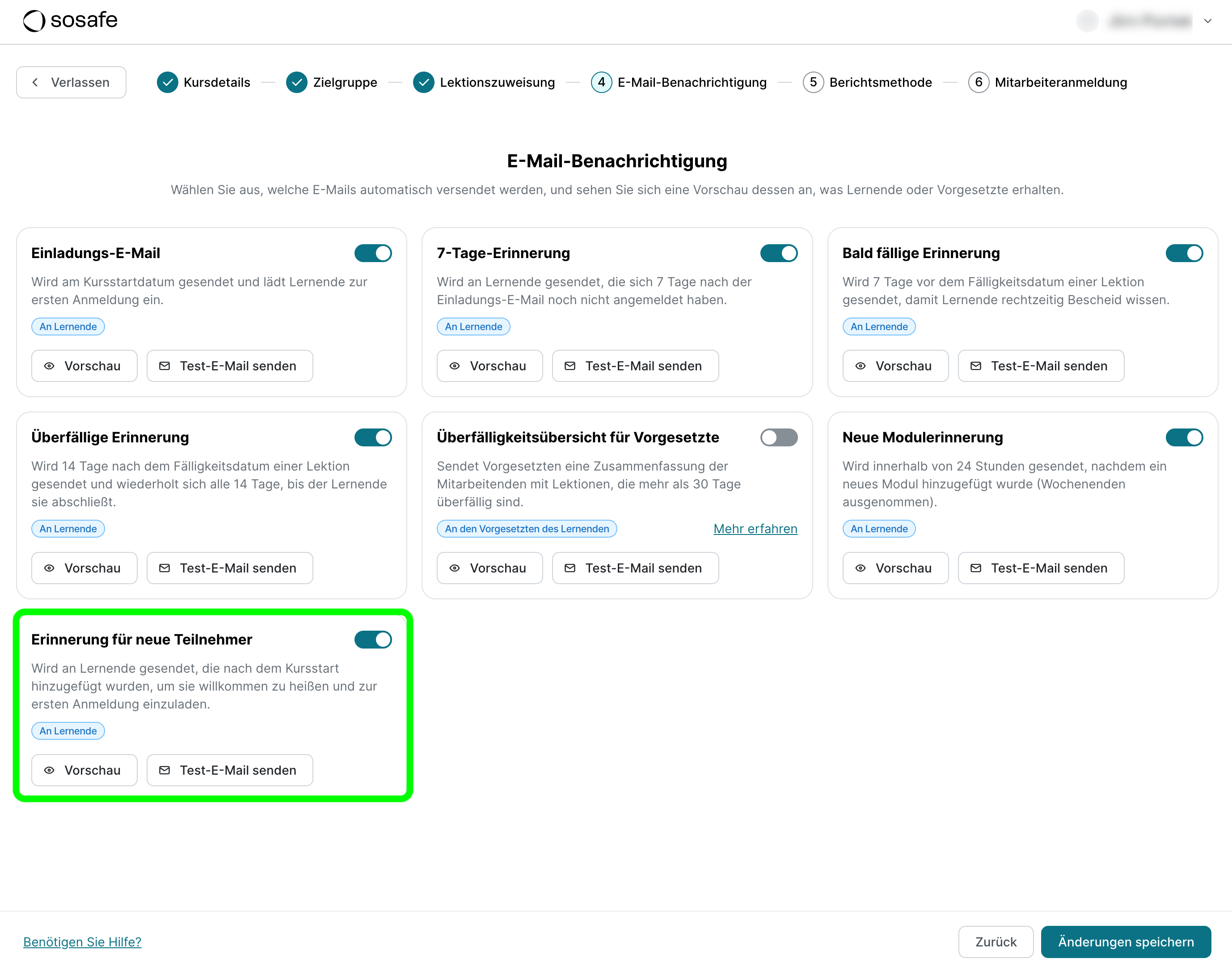 Schritt 4 der Kurseinrichtung, E-Mail-Benachrichtigung, mit einer Karte für jede automatische E-Mail. Die Karte Erinnerung für neue Teilnehmer ist markiert und ihr Schalter ist aktiviert.